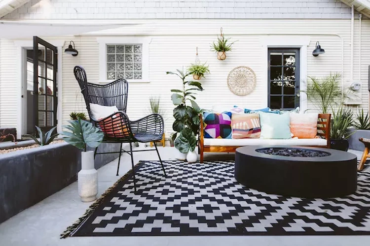 Make a terrace cozy for autumn and winter with colorful cushions and carpets