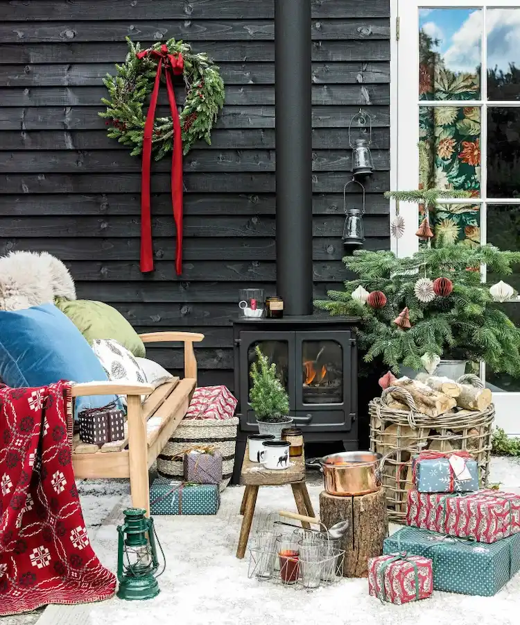 Create a Christmas atmosphere outdoors with eye-catching decorations and garden furniture